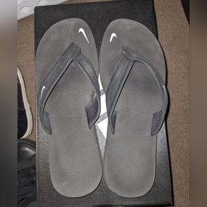 ✨ Nike flip flops